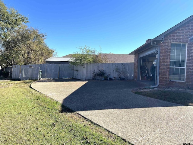 9112 Deerfield Dr, Tyler, TX 75703 - view of yard with driveway