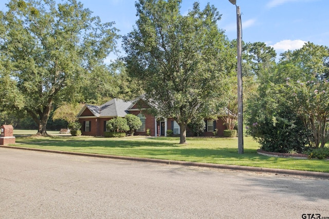 view of front of property featuring a front lawn