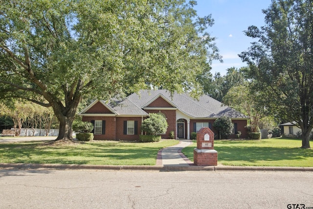 view of front of property featuring a front yard