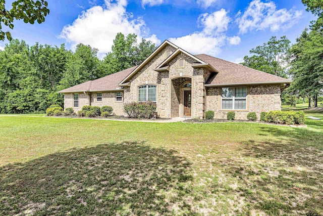 view of front of house featuring a front lawn