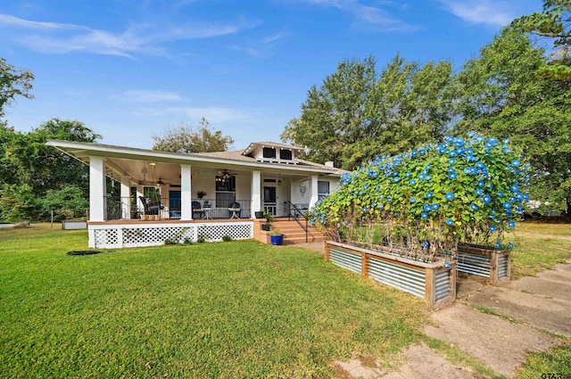 view of front facade featuring covered porch, a front yard, and ceiling fan