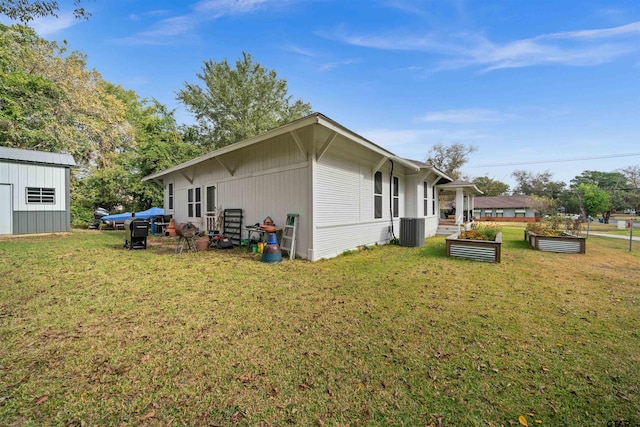 view of side of property featuring a yard