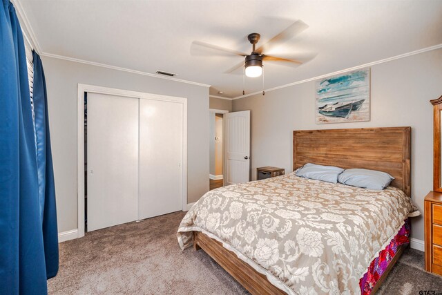 bedroom featuring ceiling fan, a closet, carpet floors, and ornamental molding