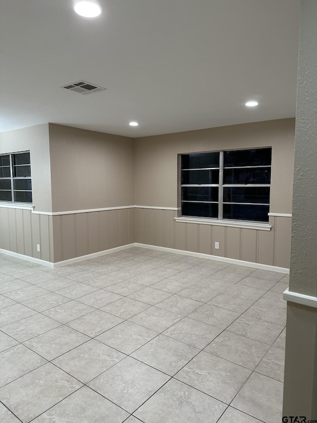 empty room featuring light tile patterned flooring