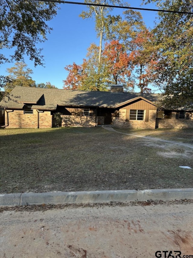 single story home featuring a front lawn