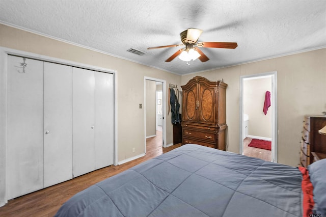 bedroom featuring a closet, crown molding, ceiling fan, and hardwood / wood-style flooring