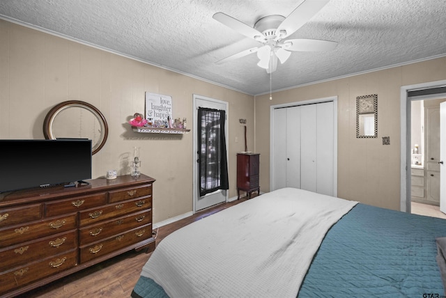 bedroom with crown molding, hardwood / wood-style flooring, ceiling fan, a textured ceiling, and a closet