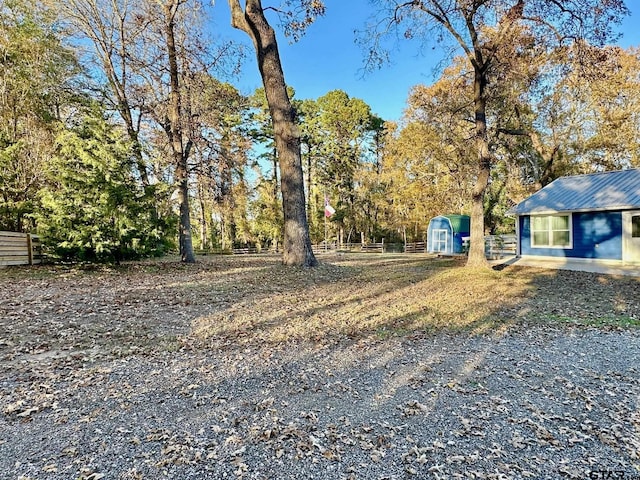 view of yard with a storage unit