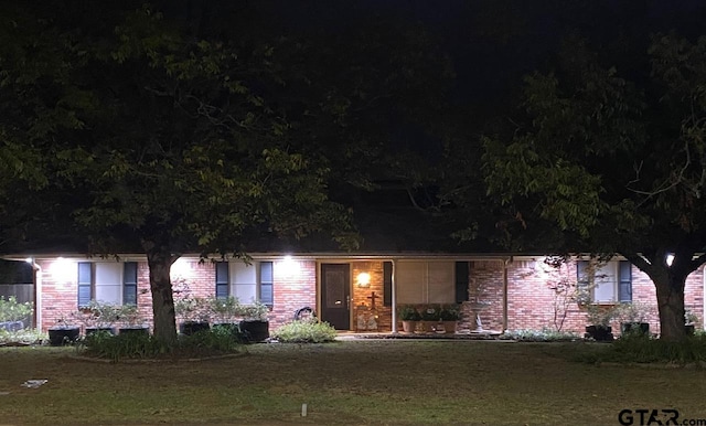 view of front facade featuring a lawn