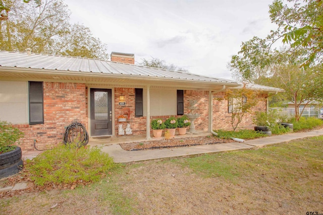 view of front of house featuring a front lawn and covered porch