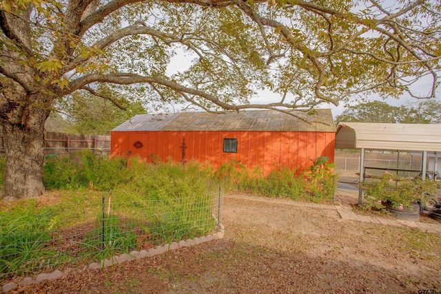 view of yard featuring an outdoor structure