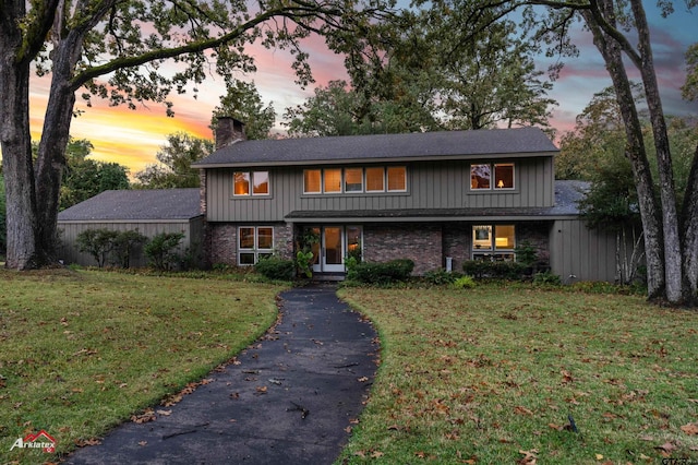 view of front property featuring a yard