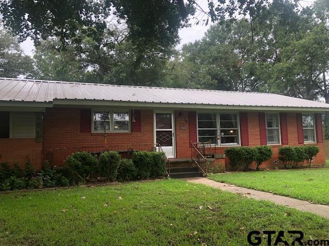 ranch-style home with a front lawn