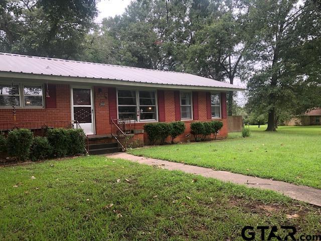 ranch-style home with a front lawn