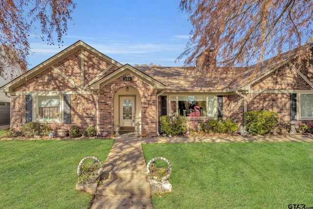 view of front of house featuring a front lawn