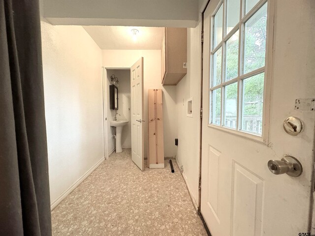 entryway featuring sink