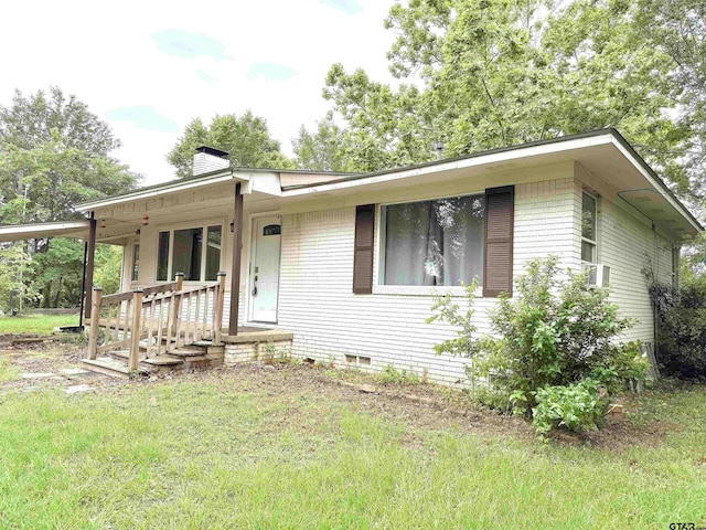 view of front facade featuring a front lawn and covered porch