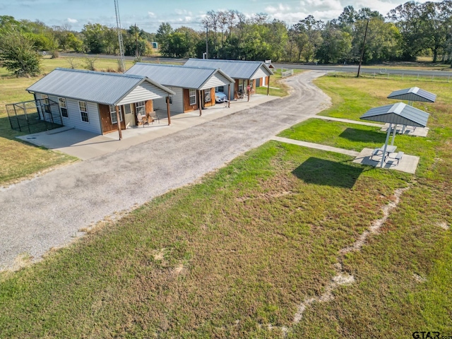 view of front of property featuring a front yard