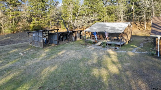 view of yard with an outdoor structure