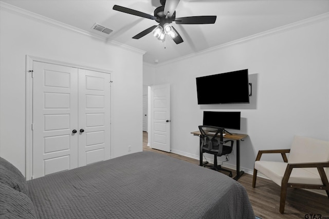 2736 Royal Village Way, Tyler, TX 75701 - bedroom with wood finished floors, crown molding, a closet, and ceiling fan