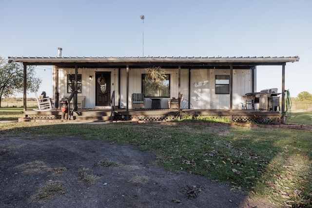 view of front of home featuring covered porch and a front yard