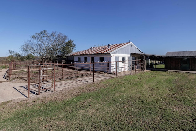 view of yard featuring a rural view and an outbuilding