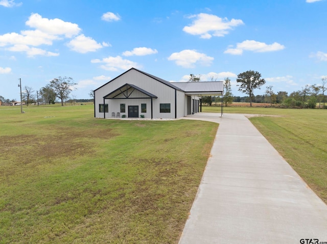 view of front of house featuring a carport and a front yard