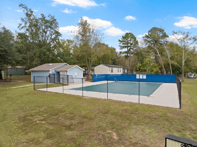 view of swimming pool featuring a yard