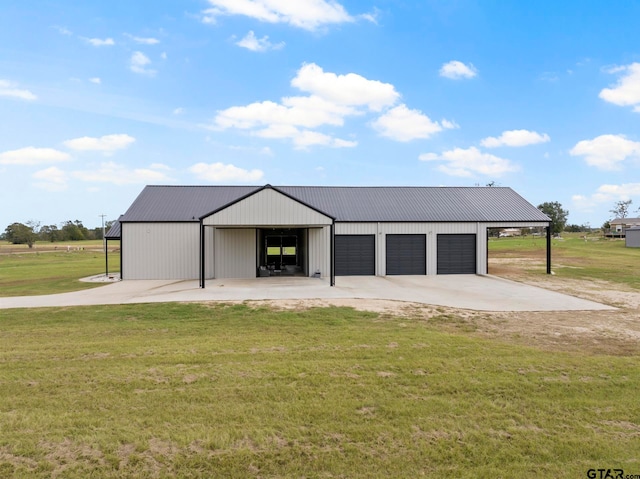 view of front of home featuring a garage, an outdoor structure, and a front yard