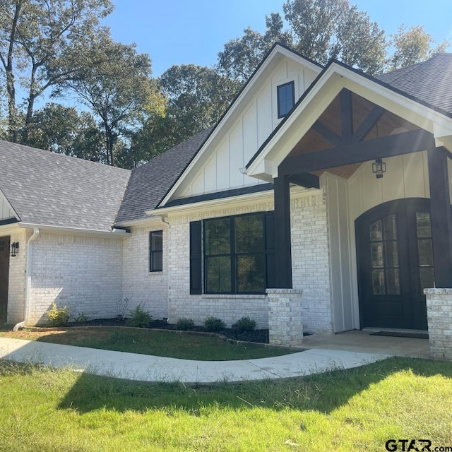 view of front of property featuring a front yard