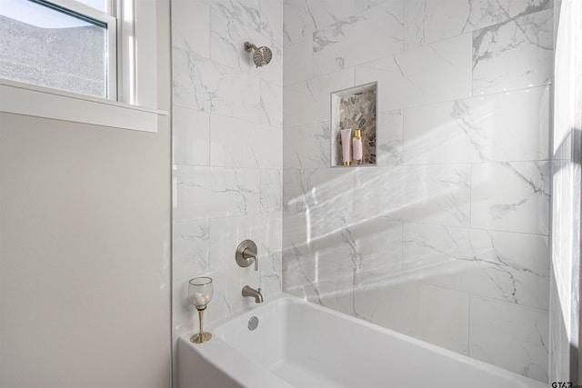 bathroom with tiled shower / bath