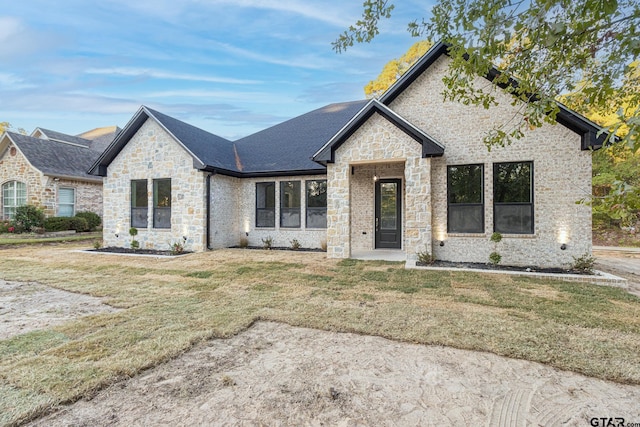 view of front of house featuring a front yard