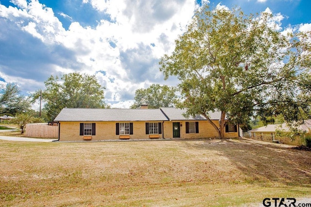 single story home with a front yard