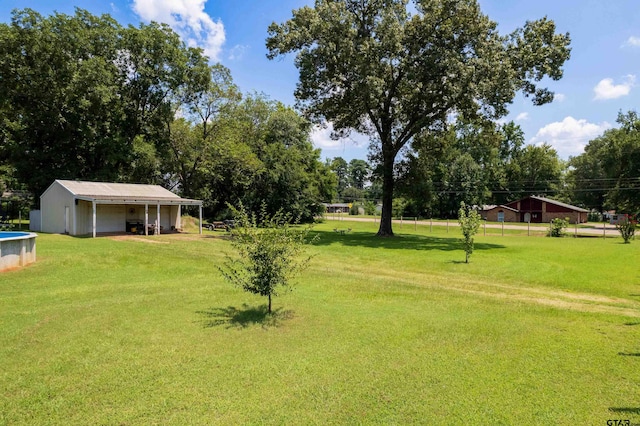 view of yard featuring an outbuilding