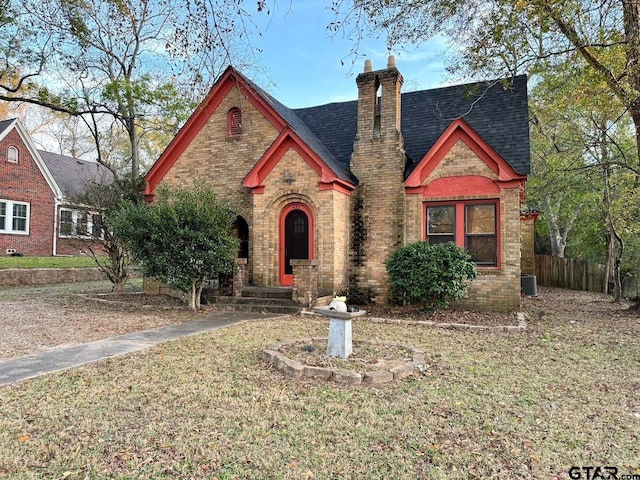 view of front of house featuring central air condition unit and a front yard