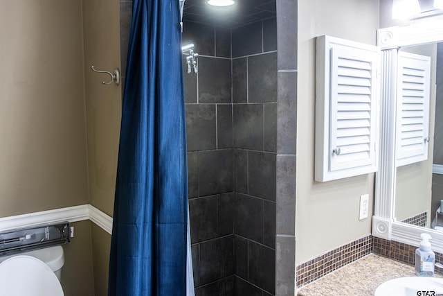 bathroom featuring a shower with curtain, vanity, and toilet