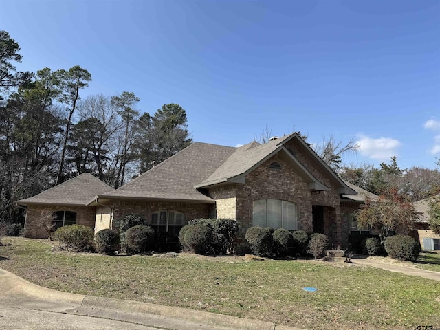 view of front of property featuring a front lawn