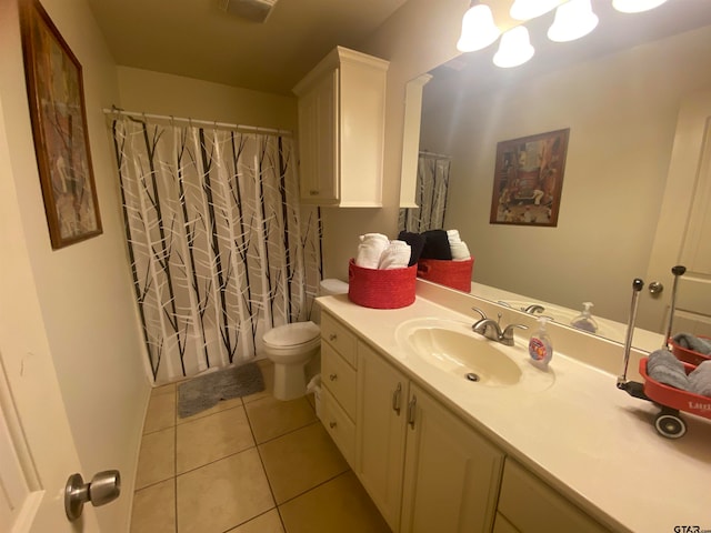 full bathroom featuring tile patterned flooring, vanity, shower / bath combo with shower curtain, and toilet