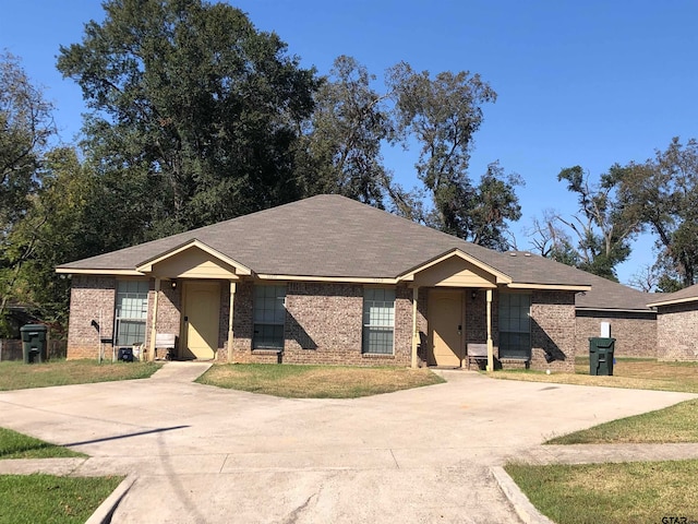 view of front of home with a front lawn