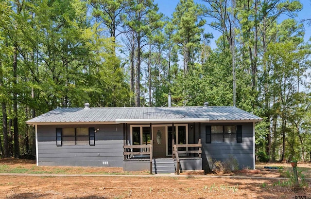 single story home with a porch