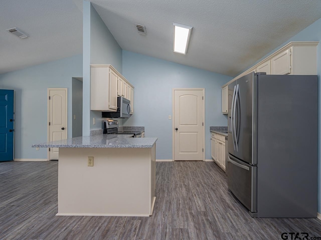 15509 Cedar Bay Dr, Bullard, TX 75757 - kitchen featuring visible vents, appliances with stainless steel finishes, and lofted ceiling