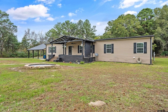 view of front of house featuring ceiling fan, covered porch, and a front yard