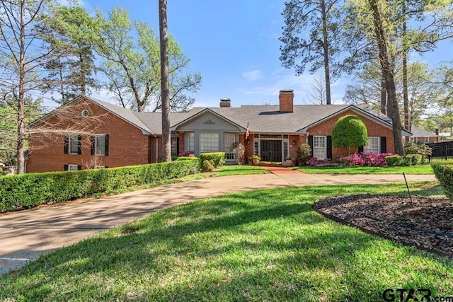 single story home with a front lawn