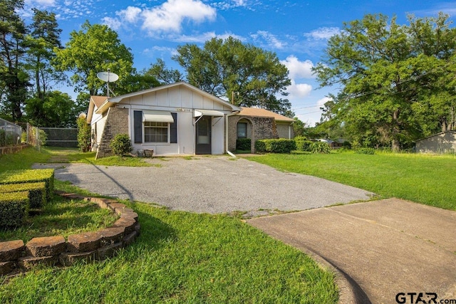 206 E Mims St, Tyler, TX 75702 - bungalow-style house featuring fence, board and batten siding, gravel driveway, and a front lawn
