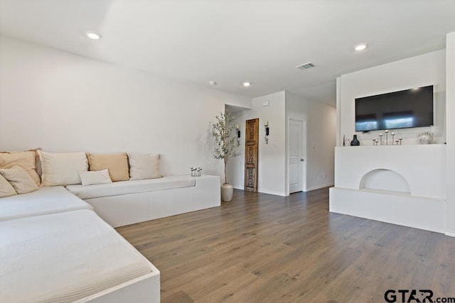 203 Parker Oaks Dr, Chandler, TX 75758 - living area featuring wood finished floors and recessed lighting