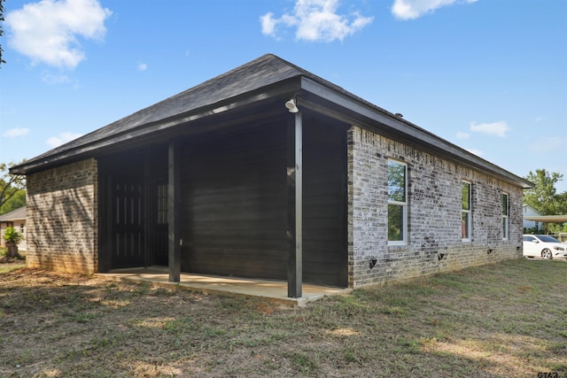 view of side of property featuring a yard