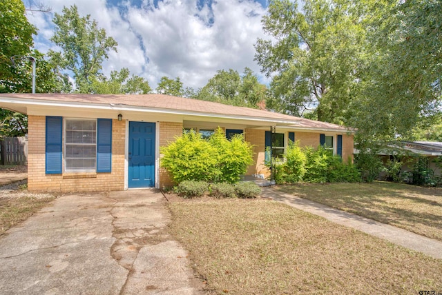 ranch-style home featuring a front lawn