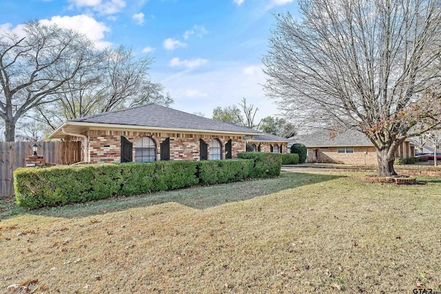 view of front of home featuring a front yard