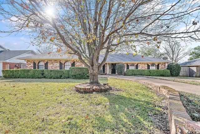 single story home featuring a front yard