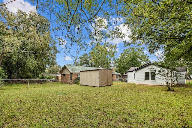 view of yard featuring a storage shed